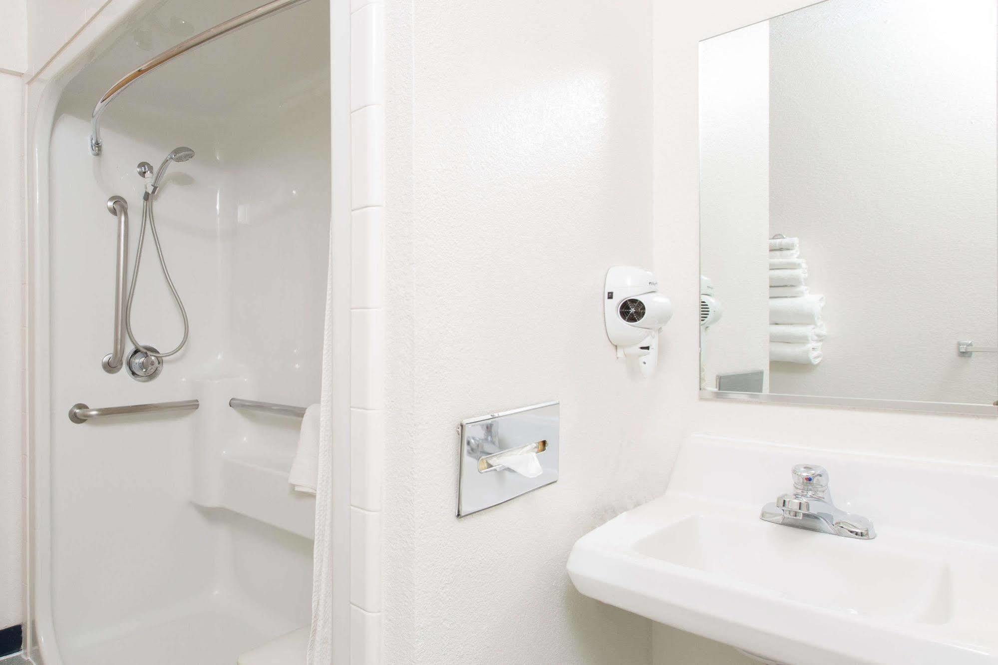 Baymont Inn & Suites By Wyndham Anchorage Airport Экстерьер фото